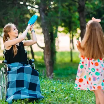 Bild mit einer Mutter und ihrer Tochter die gemeinsam im Park mit einem Frisbee spielen